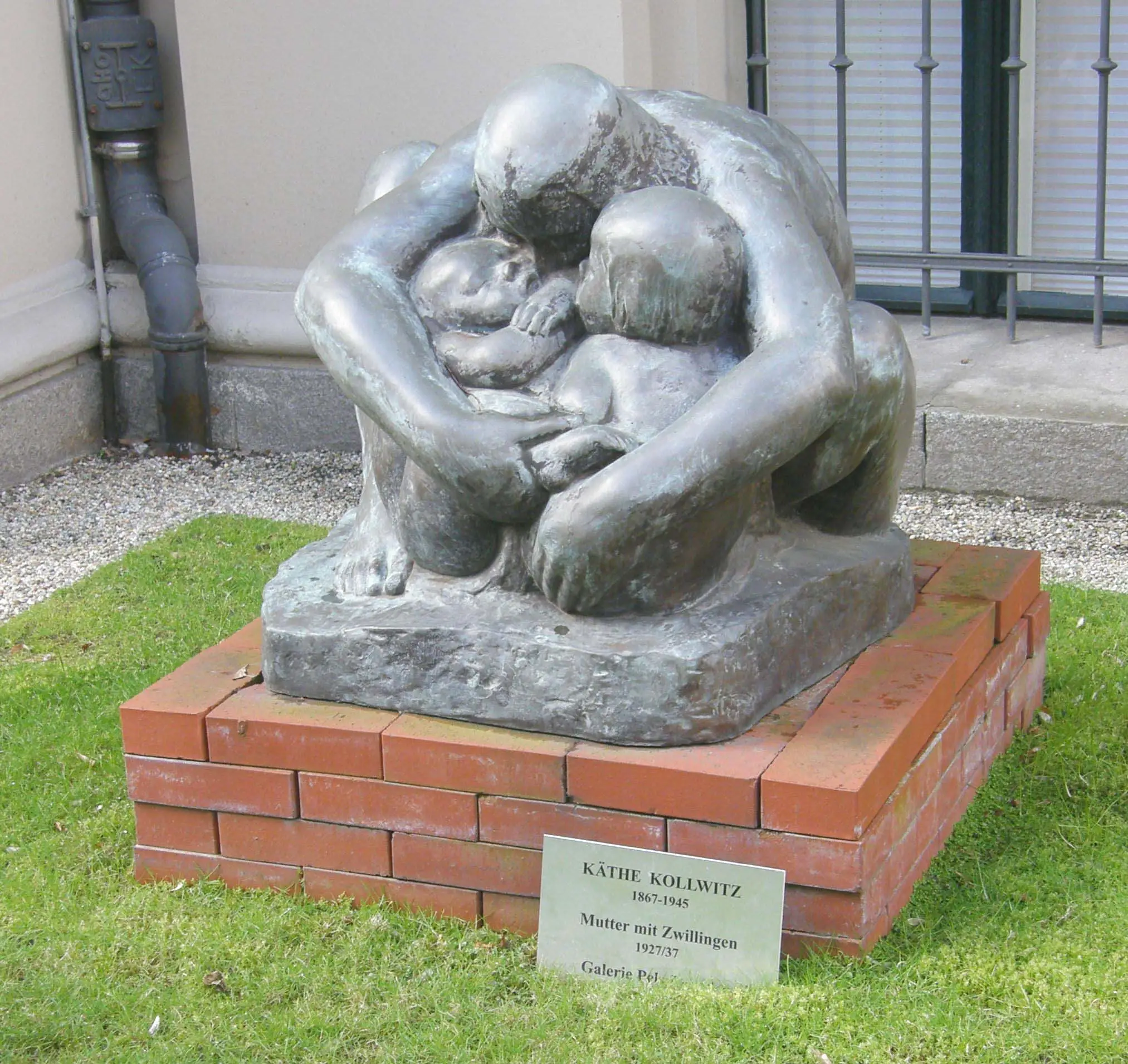 Käthe Kollwitz, Mutter Mit Zwillingen, 1927:37, Vor Dem Käthe Kollwitz Museum, Berlin Charlottenburg